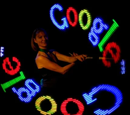 Activation: logo di marca disegnato in aria con clave LED