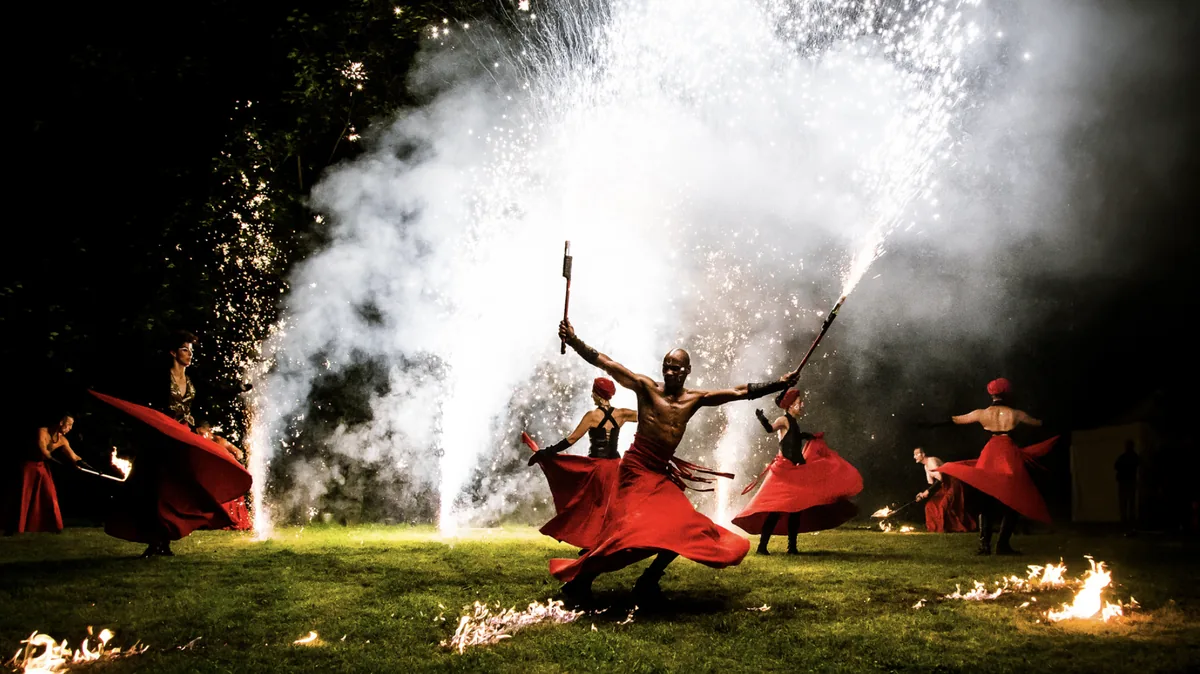 Fire show in piazza con performer e scintille