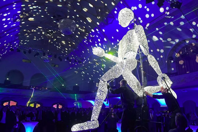 Giant LEDs: marionetta luminosa gigante in sala
