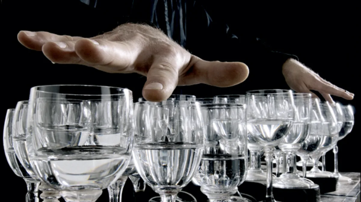 Glass harp: mani che suonano bicchieri di cristallo