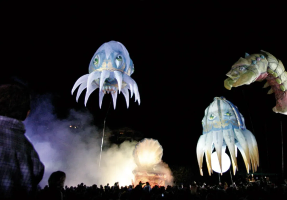 Sculture aeree luminose sopra il pubblico