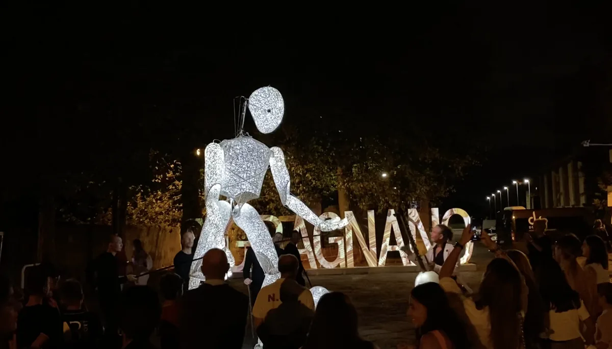 Urban show con marionetta luminosa gigante in strada