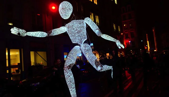 Walking act itinerante